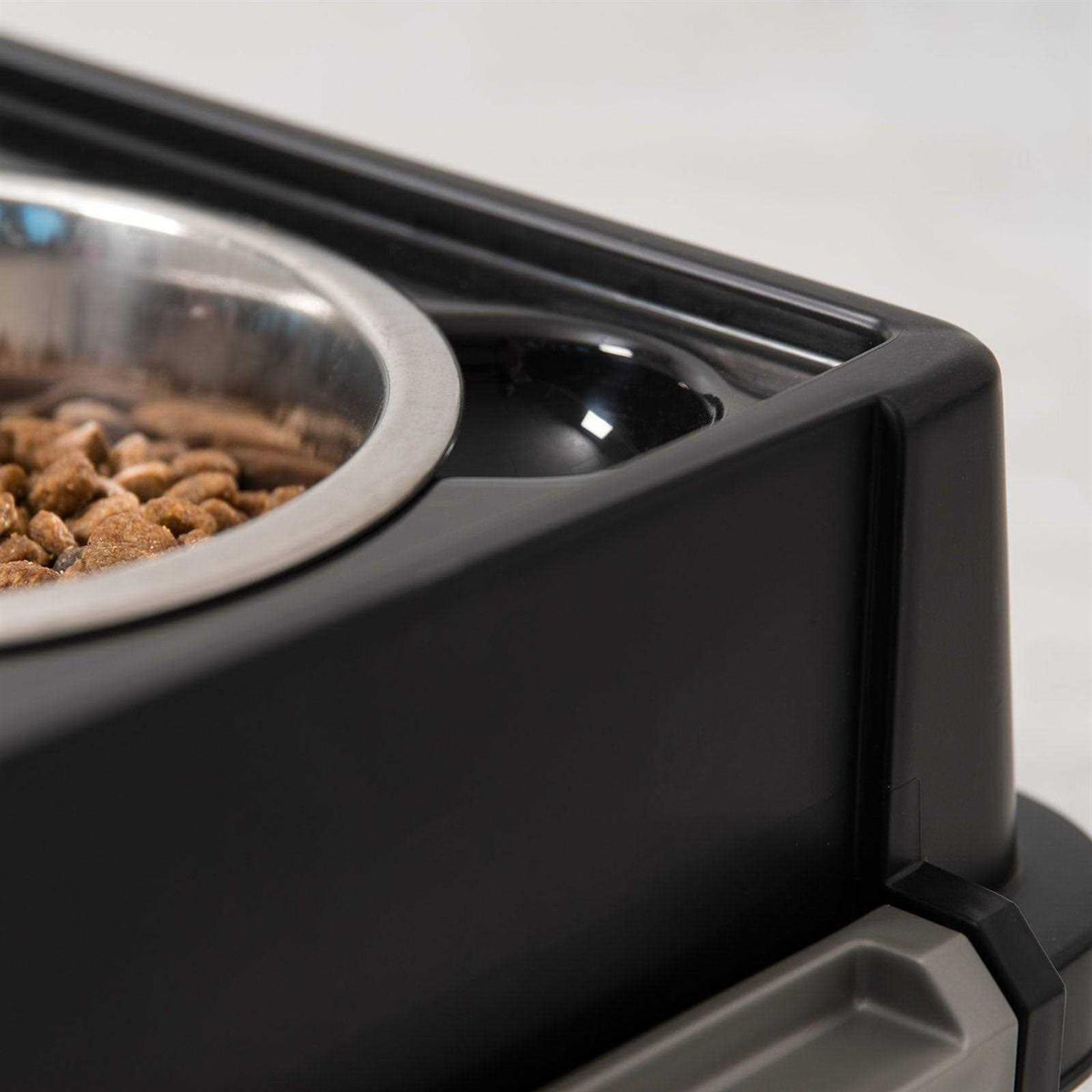 Elevated Feeder with Airtight Storage H3780