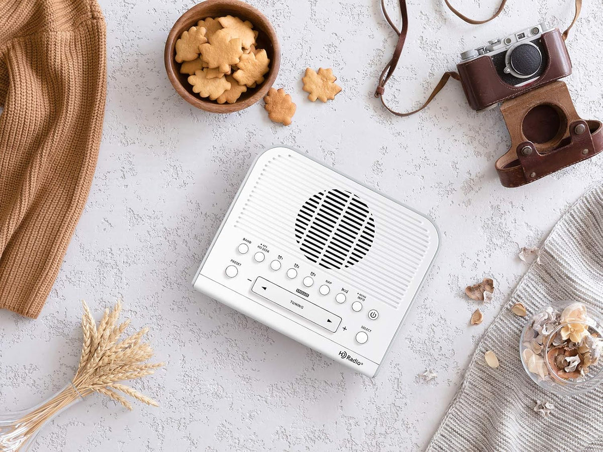 White Digital Tuning Clock Radio Z612637