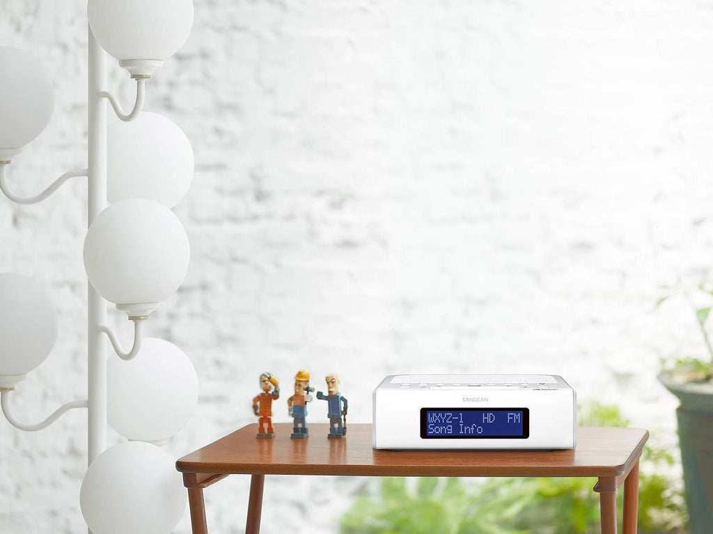 White Digital Tuning Clock Radio Z612637