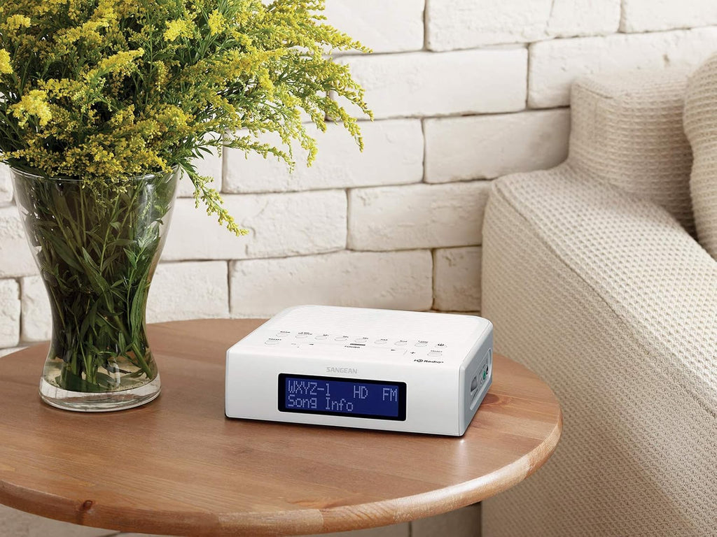 White Digital Tuning Clock Radio Z612637