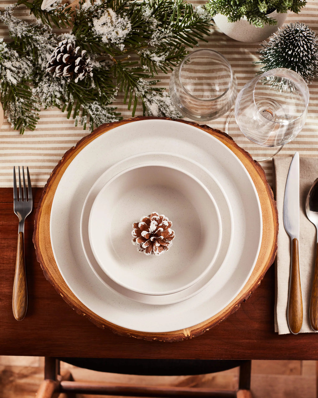 32-Piece Snow White Stoneware Dish Set U6693