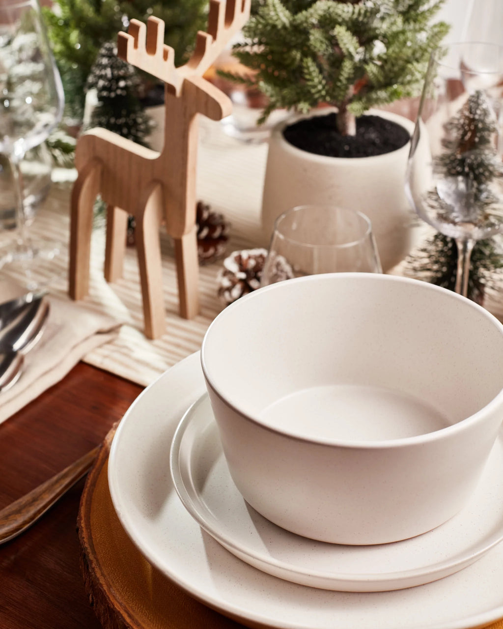 32-Piece Snow White Stoneware Dish Set U6693