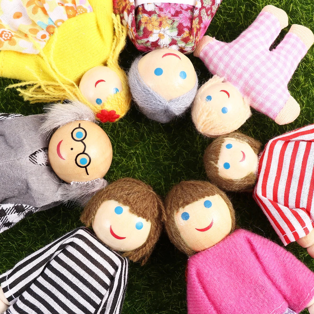 Wooden Dolls Playset Set of 7 People L78974